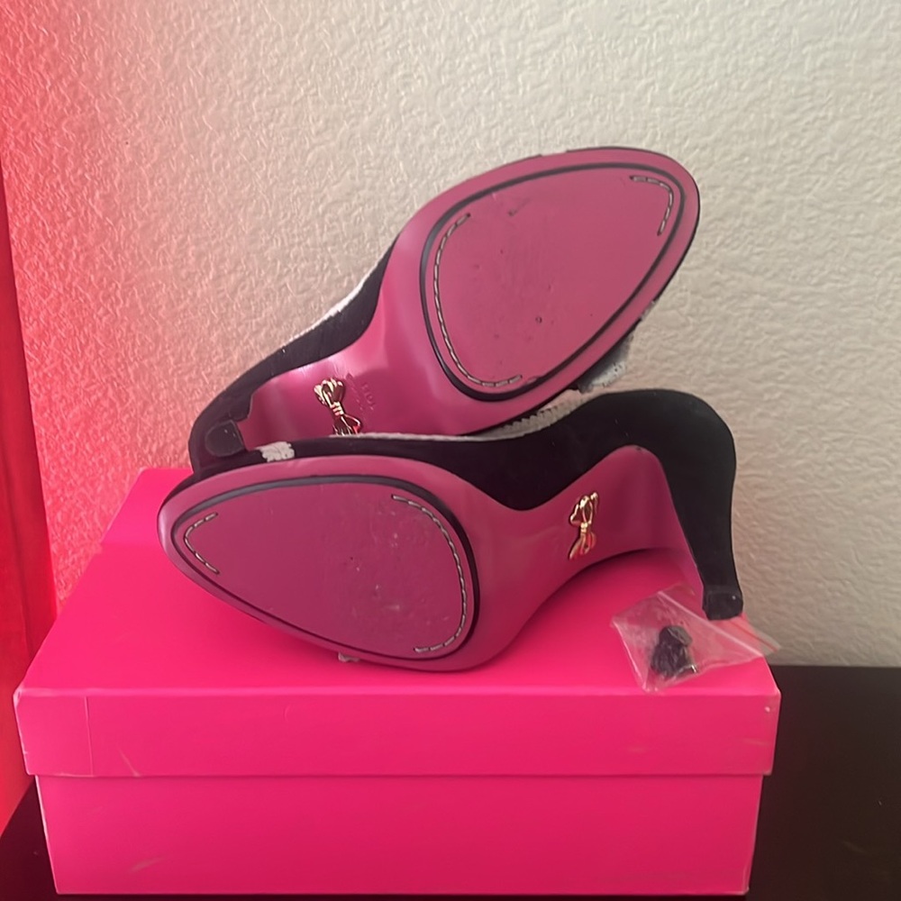 Like new Betsey Johnson “Reese” Heels - Picture 3 of 8